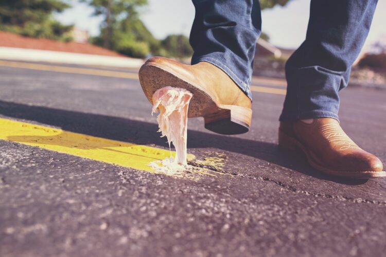 Povertà in Italia 2023: pavimenti appicicosi