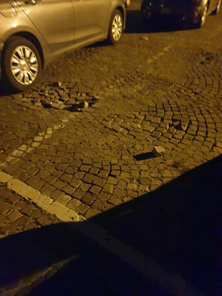 Buca in Piazzale Repubblica a Castiglione delle Stiviere