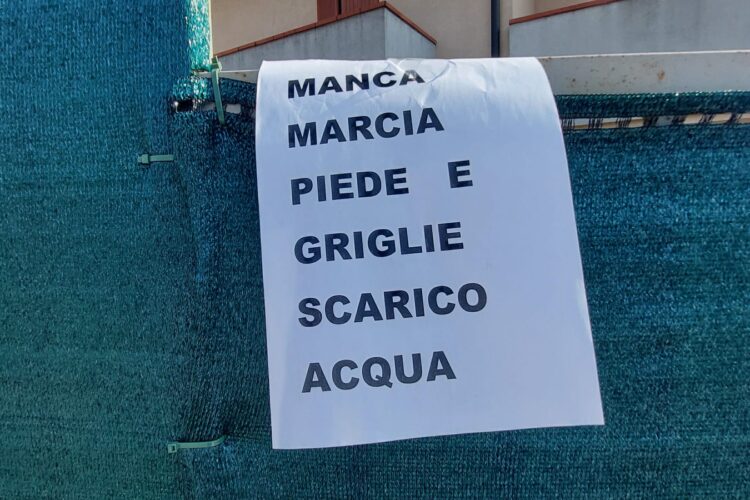 cartello in via verdi per la mancanza di marciapiedi