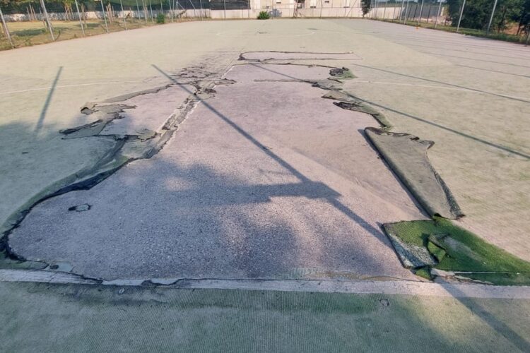 lo stato di abbandono del campo da calcio in sintetico al parco di via fermi