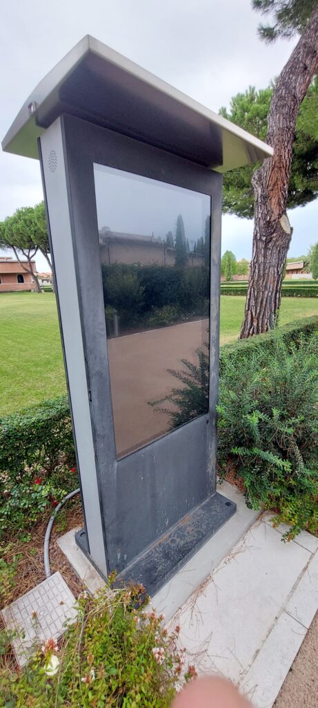 totem spento del cimitero di castiglione delle stiviere