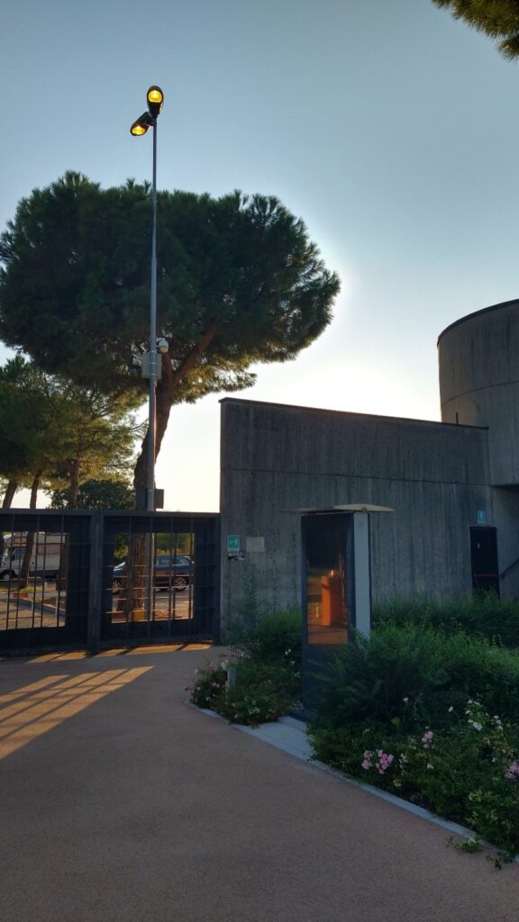 totem spento del cimitero di castiglione delle stiviere
