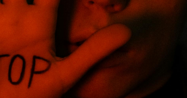 mano rossa per dire basta alla violenza contro le donne 25 novembre