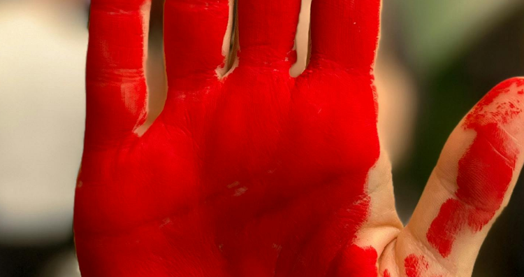 mano rossa simbolo della giornata contro la violenza sulle donne