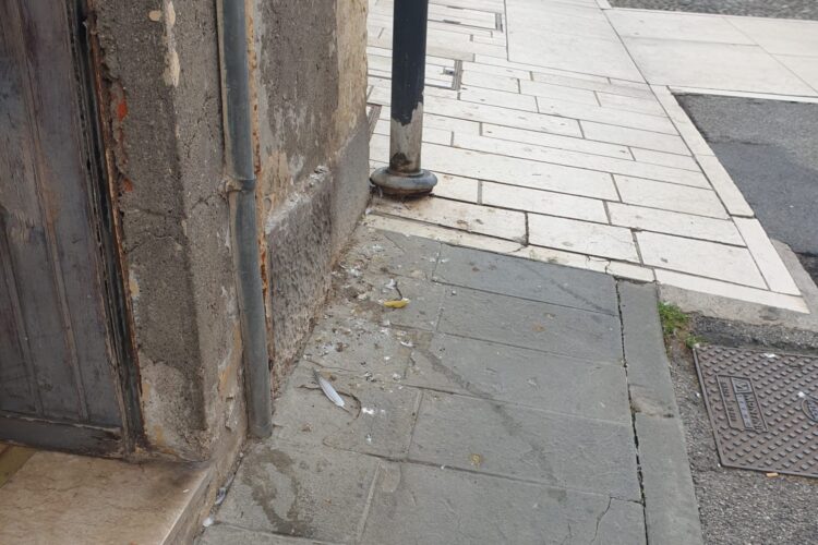 Marciapiedi sporchi in centro storico a Castiglione delle Stiviere