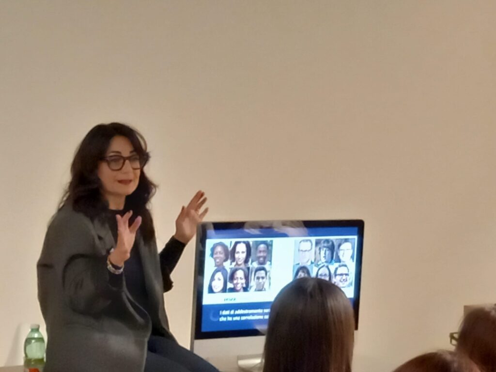 La Professoressa Mariasole Bannò durante l'incontro sull'intelligenza artificiale e disuguaglianza di genere.