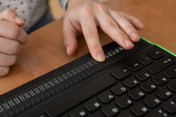 tastiera per computer con alfabeto braille