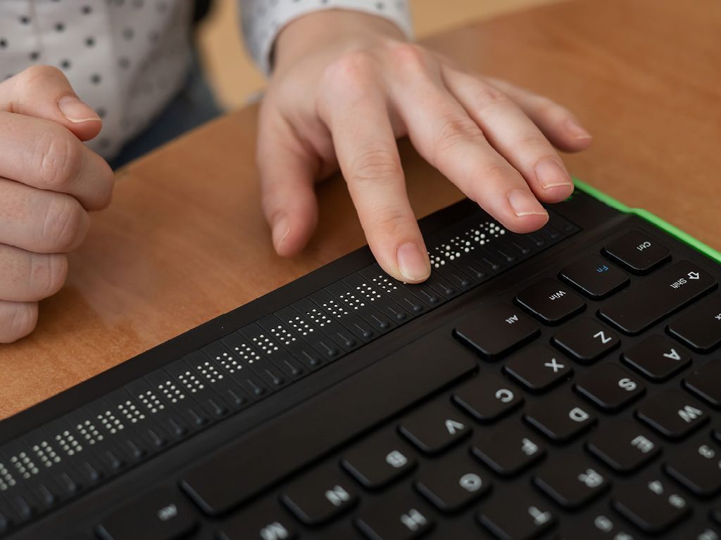 tastiera per computer con alfabeto braille come ausilio per l'inclusione sociale