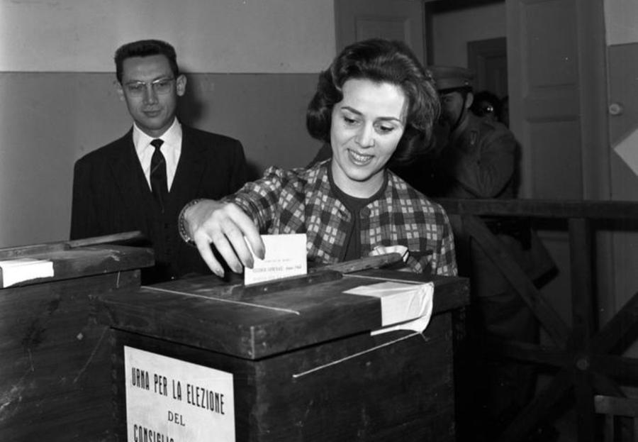 donna al voto durante le elezioni con suffragio universale in italia