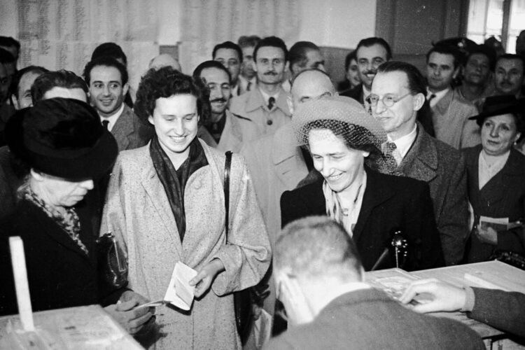 donne al voto nella prima elezione a suffragio universale in italia