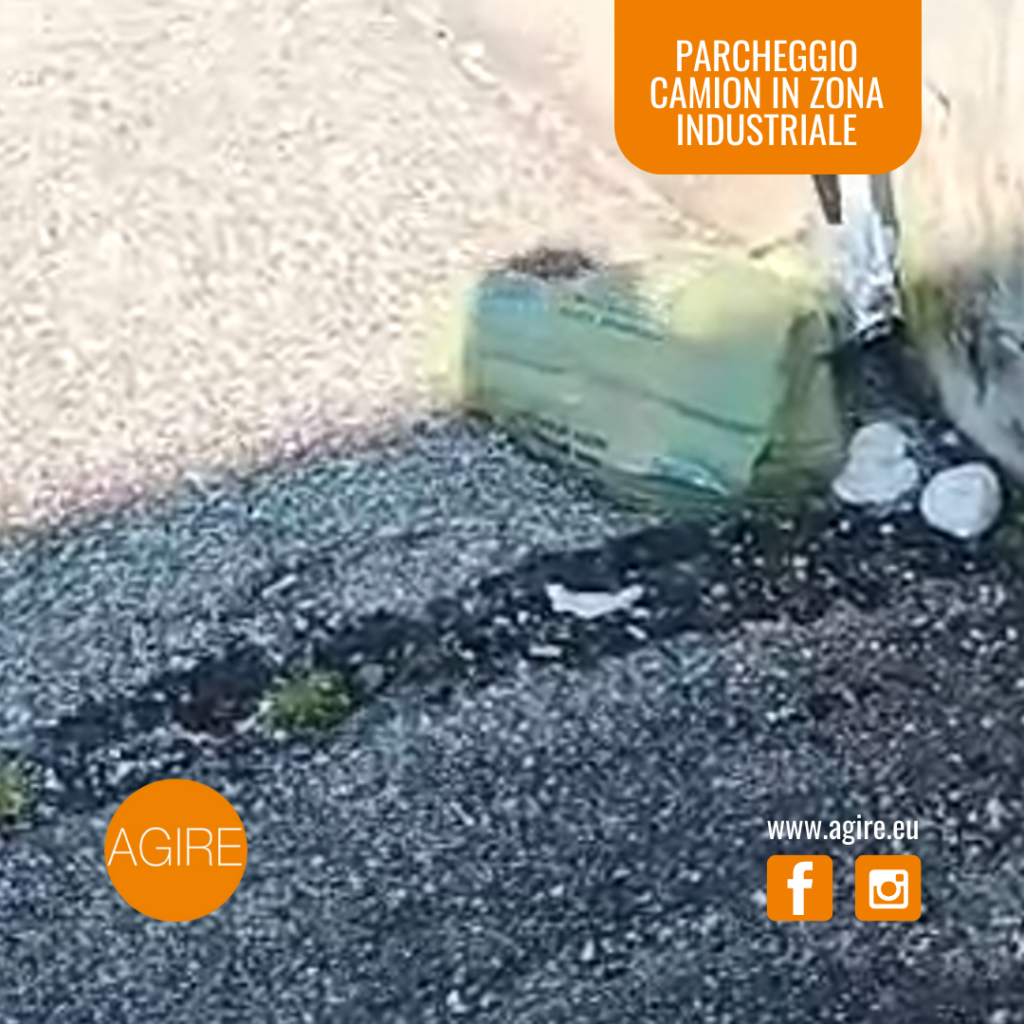 rifiuti abbandonati in zona industriale: il dettaglio di una borsina.
